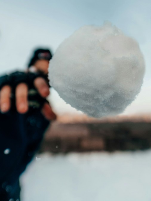 Schneeball werfen